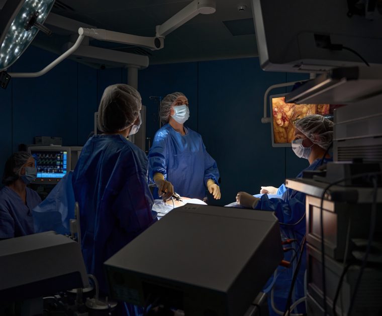 COLLISION TRIAL, un punto di svolta nell'approccio al trattamento ablativo delle metastasi epatiche, l’intervista ad una degli autori 1 medical team performing operation in the operating 2024 10 18 19 44 23 utc